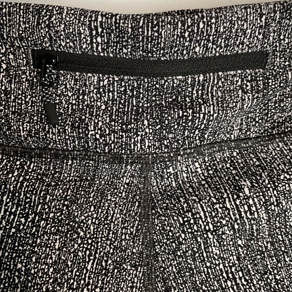 Rare lululemon Black Pattern leggings with Wavy Trim Detail - Picture 10 of 11